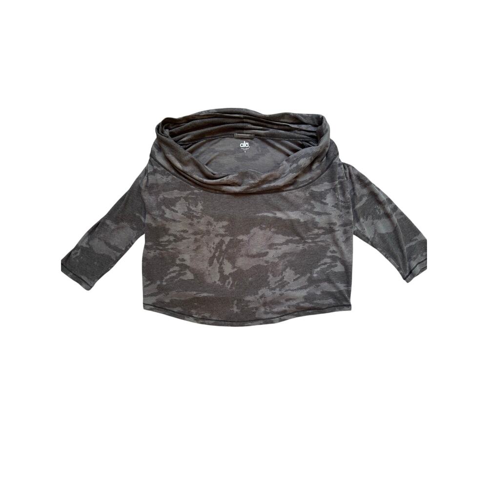 Alo Yoga Draped Front Longsleeve Shirt in Granite Camo, Size S